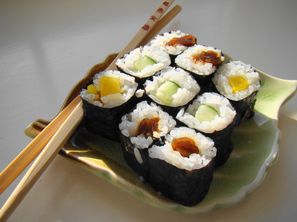 Maki_Sushi_Lunch_on_green_leaf_plate