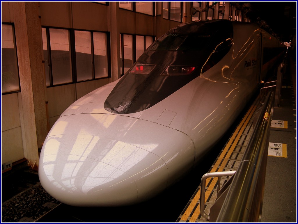 RAIL_STAR_SHINKANSEN_BULLET_TRAIN_AT_HIROSHIMA_STATION_JAPAN_JUNE_2012_(7408722896)